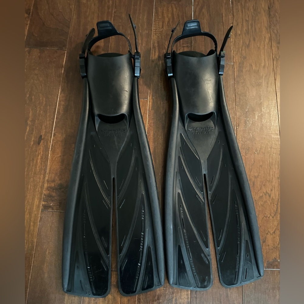 Atomic Black Diving SplitFins with Adjustable Straps. Size L